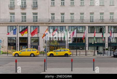 Budapest, Hongrie - 31 juillet 2022 : deux taxis jaunes devant le Ritz Carlton Luxury Hotel au centre-ville de Elizabeth Square. Banque D'Images