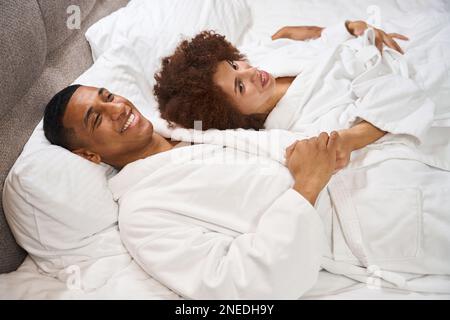 Un bon gars multiracial enhardit doucement sa petite amie Banque D'Images