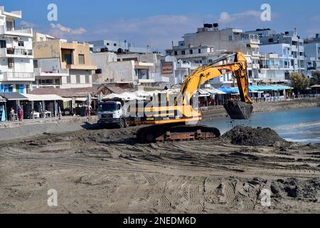 Ierapatra, Crète, Grèce - 12 octobre 2022 : excavateurs et camions pendant les travaux d'excavation au port de la ville la plus méridionale d'Europe sur la mer de Libye Banque D'Images