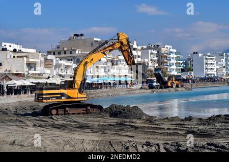 Ierapatra, Crète, Grèce - 12 octobre 2022 : excavateurs et camions pendant les travaux d'excavation au port de la ville la plus méridionale d'Europe sur la mer de Libye Banque D'Images