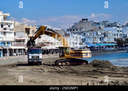 Ierapatra, Crète, Grèce - 12 octobre 2022 : excavateurs et camions pendant les travaux d'excavation au port de la ville la plus méridionale d'Europe sur la mer de Libye Banque D'Images