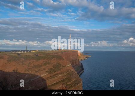 Chemin de bord de falaise avec phare et émetteur, Helgoland Banque D'Images