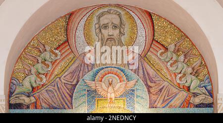 ANNECY, FRANCE - 11 JUILLET 2022 : la mosaïque de Dieu le Père dans l'autel principal de l'église de la Visitation Banque D'Images