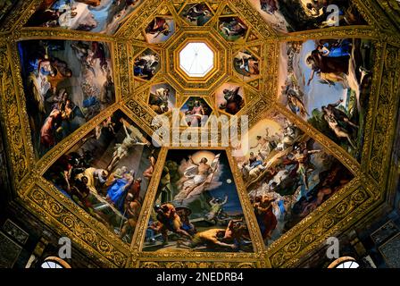 Cappelle Medicee - Chapelle de Médicis , Florence,Italie, Italien, l'art Renaissance de Michel-Ange en ( peintures bibliques Dome San Lorenzo Medici ) fresques de plafond dans la Chapelle des Princes, Cappella dei Principi , Dôme de la Chapelle des Princes représentant des histoires de l'ancien et du Nouveau Testament Banque D'Images