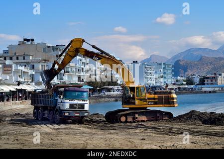 Ierapatra, Crète, Grèce - 12 octobre 2022 : excavateurs et camions pendant les travaux d'excavation au port de la ville la plus méridionale d'Europe sur la mer de Libye Banque D'Images