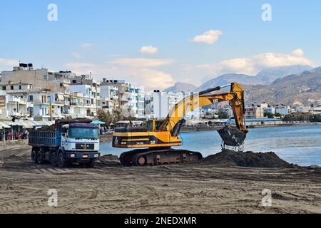 Ierapatra, Crète, Grèce - 12 octobre 2022 : excavateurs et camions pendant les travaux d'excavation au port de la ville la plus méridionale d'Europe sur la mer de Libye Banque D'Images