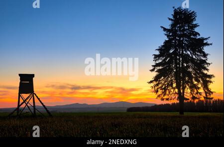 Coucher de soleil dans les montagnes Harz avec vue sur la montagne Brocken Banque D'Images