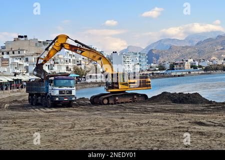 Ierapatra, Crète, Grèce - 12 octobre 2022 : excavateurs et camions pendant les travaux d'excavation au port de la ville la plus méridionale d'Europe sur la mer de Libye Banque D'Images