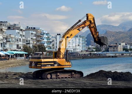 Ierapatra, Crète, Grèce - 12 octobre 2022 : excavateurs pendant les travaux d'excavation dans le port de la ville la plus méridionale d'Europe sur la mer de Libye Banque D'Images