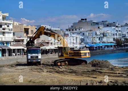 Ierapatra, Crète, Grèce - 12 octobre 2022 : excavateurs et camions pendant les travaux d'excavation au port de la ville la plus méridionale d'Europe sur la mer de Libye Banque D'Images