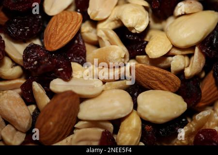 Mélange de canneberges séchées amandes et noix dans un bol gros plan moderne de haute qualité grand format photos imprimer Banque D'Images