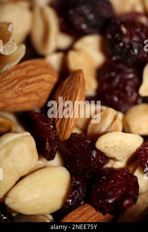 Mélange de canneberges séchées amandes et noix dans un bol gros plan moderne de haute qualité grand format photos imprimer Banque D'Images