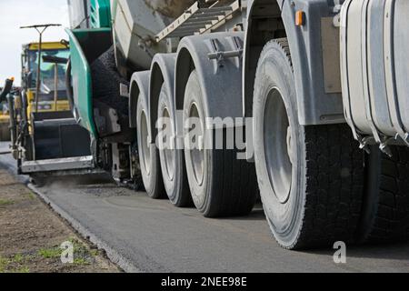 Le finisseur se remplit par camion Banque D'Images