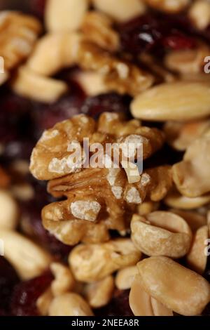 Mélange de canneberges séchées amandes et noix dans un bol gros plan moderne de haute qualité grand format photos imprimer Banque D'Images