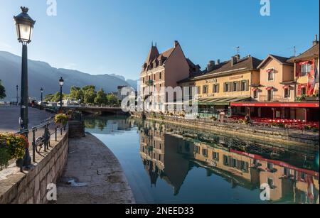 ANNECY, FRANCE - 10 JUILLET 2022 : la vieille ville. Banque D'Images