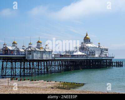 EASTBOURNE, EAST SUSSEX/UK - JUIN 16 : vue sur Eastbourne Pier dans East Sussex le 16 juin 2020 Banque D'Images