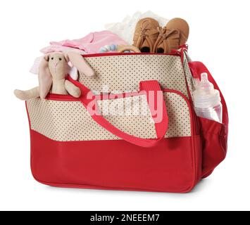 Sac de maternité avec vêtements et accessoires pour enfant sur fond blanc Banque D'Images