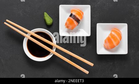 vue de dessus, petites assiettes avec sushi. Photo haute résolution Banque D'Images