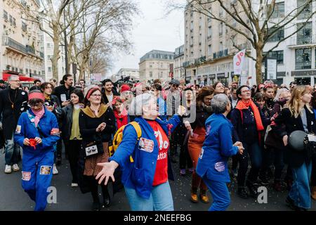 France / Paris, 16 16/02/2023, Jan Schmidt-Whitley/le Pictorium - manifestation contre la réforme des retraites - 16/2/2023 - France / Paris / Paris - les femmes manifestants dansent contre la réforme. Des dizaines de milliers de manifestants se sont rassemblés à Paris pour protester contre la réforme des retraites du gouvernement porté à l'appel de l'Union. Banque D'Images