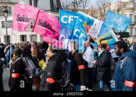 France / Paris, 16 16/02/2023, Jan Schmidt-Whitley/le Pictorium - manifestation contre la réforme des retraites - 16/2/2023 - France / Paris / Paris - les drapeaux de tous les syndicats unis dans la lutte. Des dizaines de milliers de manifestants se sont rassemblés à Paris pour protester contre la réforme des retraites du gouvernement porté à l'appel de l'Union. Banque D'Images