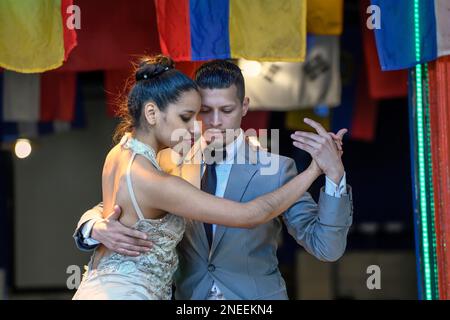 Danseuses de Tango dans la rue dans le quartier portuaire de la Boca, Caminito, Buenos Aires, Argentine Banque D'Images