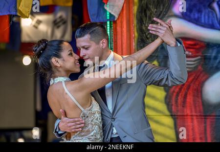 Danseuses de Tango dans la rue dans le quartier portuaire de la Boca, Caminito, Buenos Aires, Argentine Banque D'Images