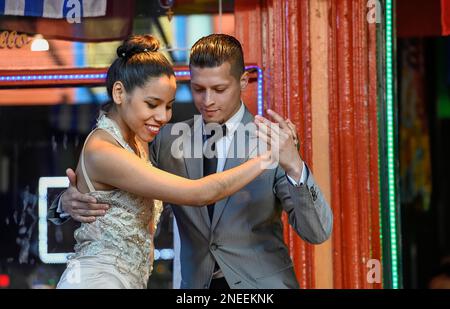 Danseuses de Tango dans la rue dans le quartier portuaire de la Boca, Caminito, Buenos Aires, Argentine Banque D'Images