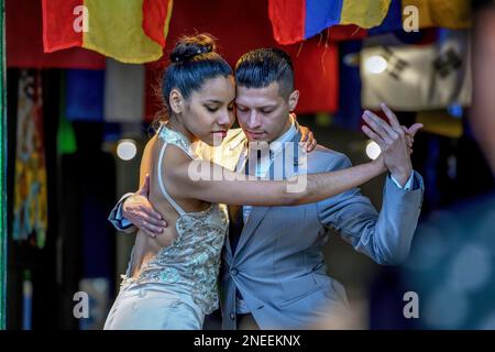 Danseuses de Tango dans la rue dans le quartier portuaire de la Boca, Caminito, Buenos Aires, Argentine Banque D'Images