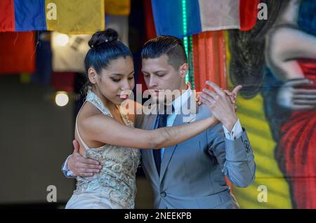 Danseuses de Tango dans la rue dans le quartier portuaire de la Boca, Caminito, Buenos Aires, Argentine Banque D'Images