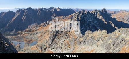 Hautes Tatras - Slovaquie - le panorama des lacs de Zabie plesa avec les pics de Satan et de Krivan en arrière-plan à partir du pic de Rysy. Banque D'Images