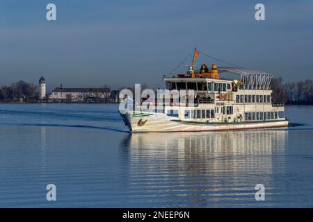 Bateau d'excursion sur le Chiemsee en hiver, derrière Fraueninsel, haute-Bavière, Bavière, Allemagne Banque D'Images