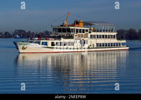 Bateau d'excursion sur le Chiemsee en hiver, derrière Fraueninsel, haute-Bavière, Bavière, Allemagne Banque D'Images