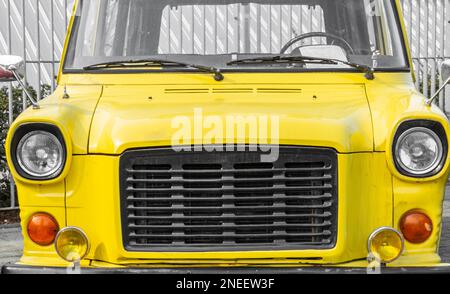 Vue de face d'une vieille fourgonnette jaune de transport Ford 1978 garée dans la rue à la lumière du jour Banque D'Images