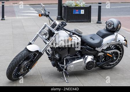 EAST GRINSTEAD, WEST SUSSEX/UK - MAI 17 : Harley Davidson en voiture garée à East Grinstead, West Sussex le 17 mai 2020 Banque D'Images