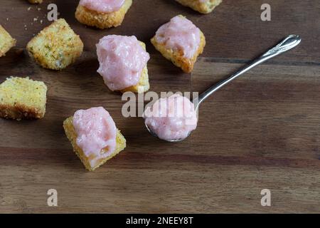 Petits toasts avec taramosalata et une cuillère de tarama sur fond de bois Banque D'Images
