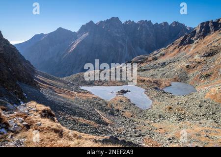 Hautes Tatras - Slovaquie - le regard au lac Zabie pleso avec le sommet de Satan en arrière-plan dans la lumière du matin. Banque D'Images
