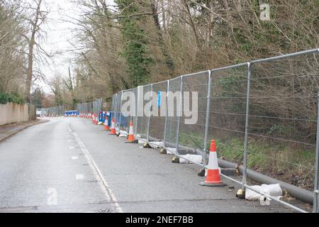 Windsor, Berkshire, Royaume-Uni. 16th février 2023. Thames Water installe un nouveau pipeline, peut-être pour l'eau ou les eaux usées, le long du chemin Maidenhead à Windsor, dans le Berkshire. 30 nouvelles maisons sont en cours de construction dans la région et les promoteurs cherchent la permission de planifier 450 autres maisons dans les champs à proximité aussi. Les infrastructures existantes dans de nombreuses villes ne peuvent pas faire face au nombre de personnes qui utilisent plus d'eau, de gaz, d'électricité, etc. Car de nombreuses nouvelles maisons, en particulier des appartements, sont en cours de construction. Crédit : Maureen McLean/Alay Banque D'Images