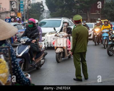 Un officier de l'armée en uniforme dirige un trafic important à Hanoi, Vietnam. Banque D'Images