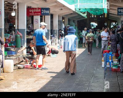 Les acheteurs parcourent les étals du marché central de Phnom Penh, au Cambodge. Banque D'Images