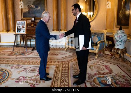 Le roi Charles III reçoit le Dr Sultan Al Jaber, Président des Émirats arabes Unis en COP28 et envoyé spécial des Émirats arabes Unis pour le changement climatique, lors d'un audience au Palais de Buckingham, à Londres. Date de la photo: Jeudi 16 février 2023. Banque D'Images