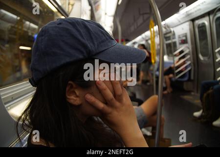 Une femme se rend seul dans le métro de New York. Banque D'Images