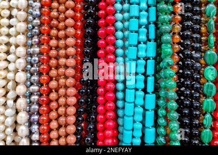 Gros plan sur une pile de colliers colorés à vendre sur un marché. Banque D'Images