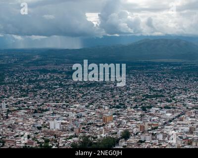 Une tempête de pluie au-dessus de la ville de Salta, en Argentine. Banque D'Images