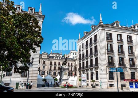 Santander, Espagne - 14 août 2022: Paysage urbain de la vieille ville un jour ensoleillé d'été. Plaza Porticada Banque D'Images