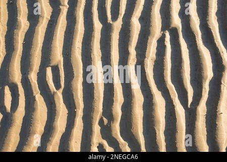 Des ondulations laissées dans le sable à Jenny Brown’s point près du village de Silverdale à marée basse. La baie de Morecambe est célèbre pour ses couchers de soleil, ses marais salants, son shif Banque D'Images