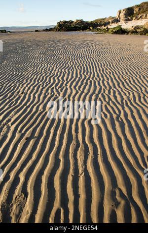 Des ondulations laissées dans le sable à Jenny Brown’s point près du village de Silverdale à marée basse. La baie de Morecambe est célèbre pour ses couchers de soleil, ses marais salants, son shif Banque D'Images