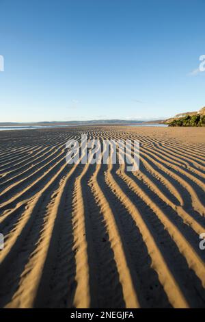 Des ondulations laissées dans le sable à Jenny Brown’s point près du village de Silverdale à marée basse. La baie de Morecambe est célèbre pour ses couchers de soleil, ses marais salants, son shif Banque D'Images