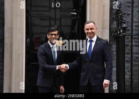 Londres, Angleterre, Royaume-Uni. 16th févr. 2023. Le président polonais ANDRZEJ DUDA tremble avec le Premier ministre britannique RISHI SUNAK à Downing Street, Londres. (Credit image: © Thomas Krych/ZUMA Press Wire) USAGE ÉDITORIAL SEULEMENT! Non destiné À un usage commercial ! Banque D'Images