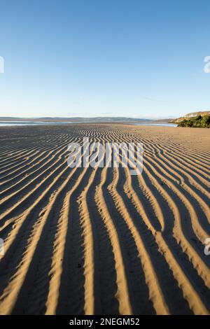 Des ondulations laissées dans le sable à Jenny Brown’s point près du village de Silverdale à marée basse. La baie de Morecambe est célèbre pour ses couchers de soleil, ses marais salants, son shif Banque D'Images