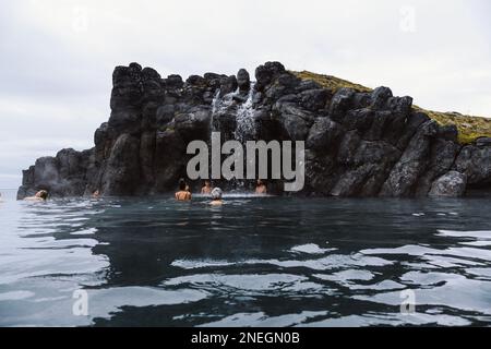 Reykjavik, Islande - 17 juillet 2022 : lagune du ciel en Islande. Touristes appréciant spa géothermique avec eau chauffée pendant la journée froide Banque D'Images